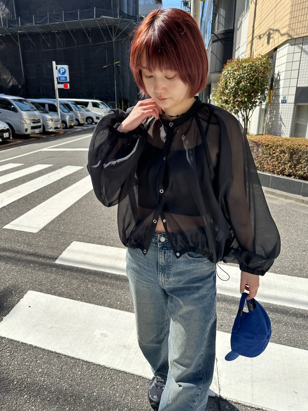 ブラック系のシャツ/ブラウス、ブルー系のキャップを着用したレディースの春コーディネートの2枚目の写真