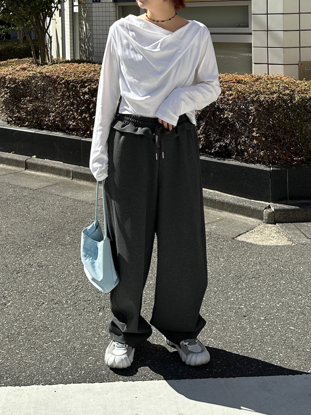 ホワイト系のTシャツ/カットソー、グレー系のその他パンツを着用したレディースの春コーディネートの3枚目の写真