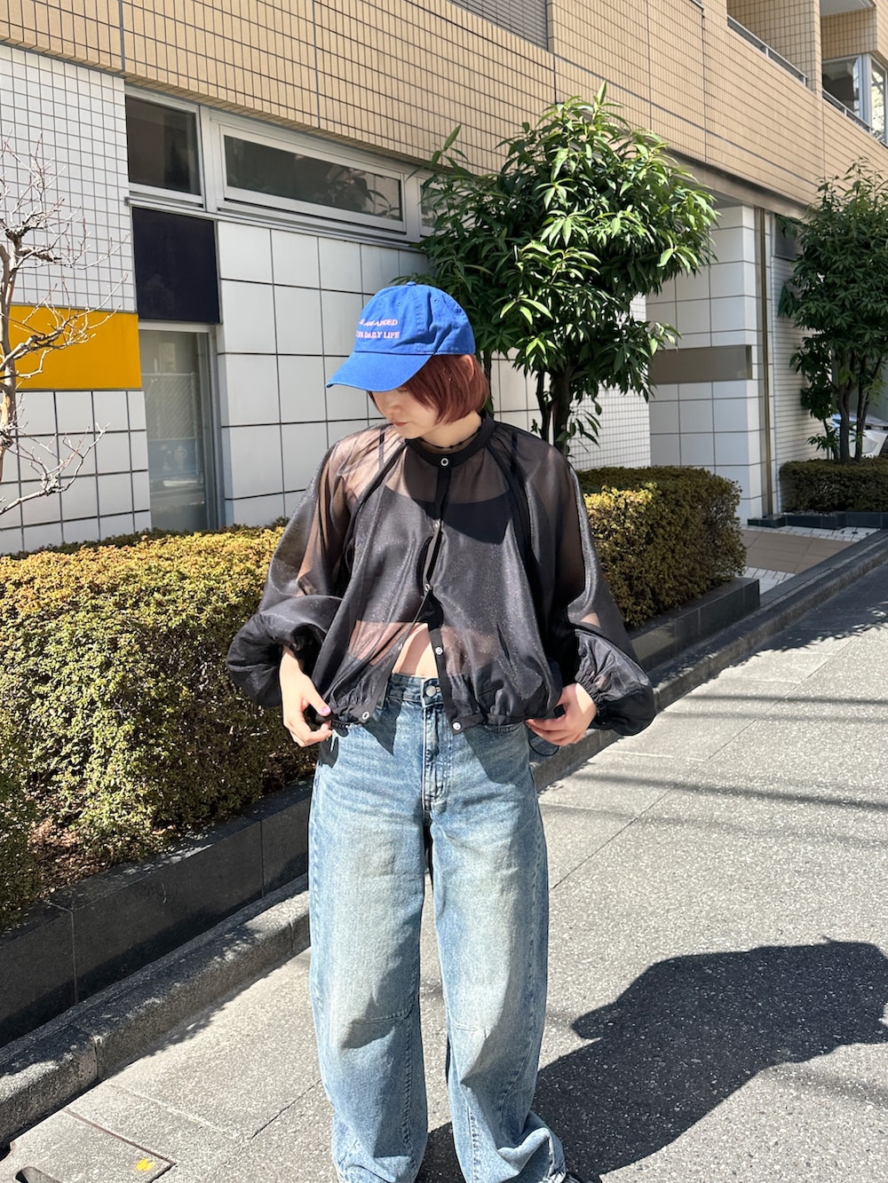 ブラック系のシャツ/ブラウス、ブルー系のキャップを着用したレディースの春コーディネートの5枚目の写真