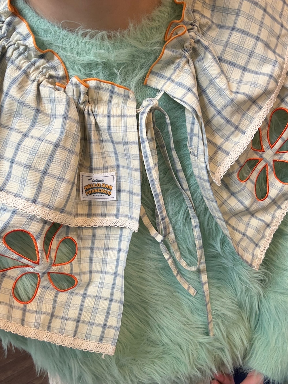 ホワイト系のボストンバッグ、ベージュ系のジャケット/アウター、ホワイト系のパンツを着用したレディースの冬コーディネートの2枚目の写真