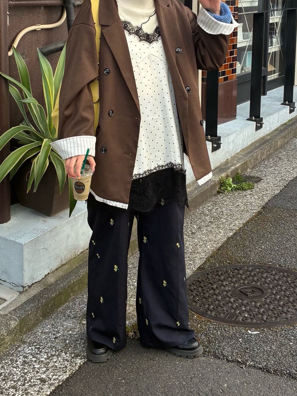 ホワイト系のキャミソール、ブラウン系のジャケット/アウター、ブルー系のパンツを着用したレディースの春コーディネートの2枚目の写真