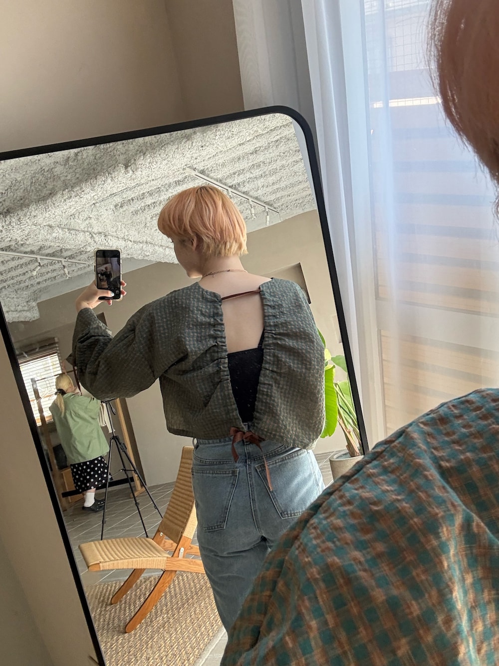 グリーン系のシャツ/ブラウス、ブルー系のデニムパンツを着用したレディースの春コーディネートの2枚目の写真