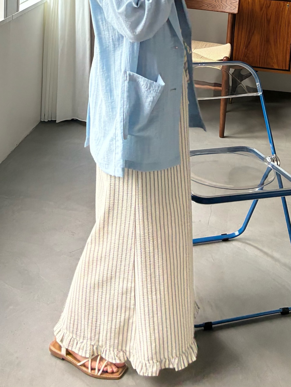 ブルー系のテーラードジャケット、ホワイト系のスカートを着用したレディースの夏コーディネートの4枚目の写真