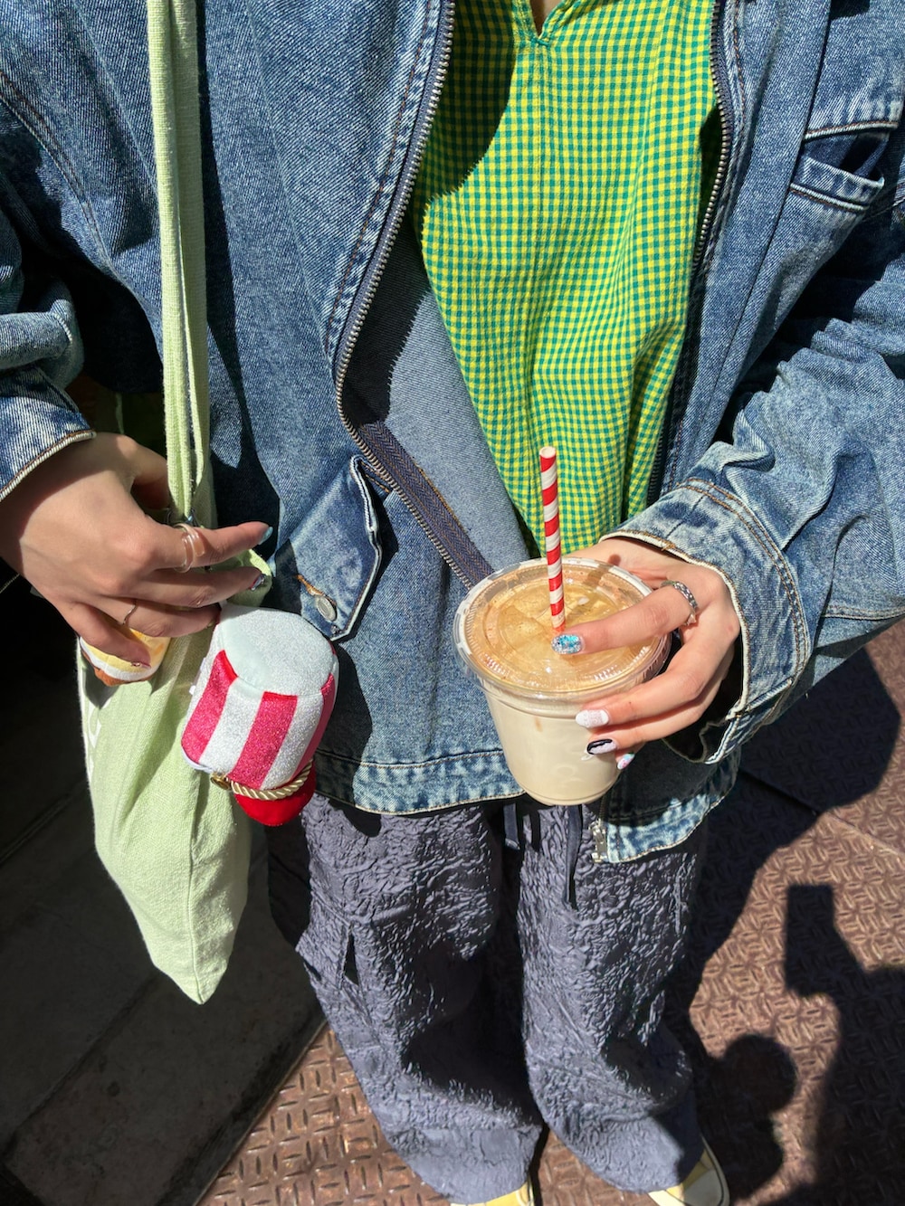 グレー系のパンツ、グリーン系のシャツ/ブラウス、ブルー系のデニムジャケットを着用したレディースの春コーディネートの4枚目の写真