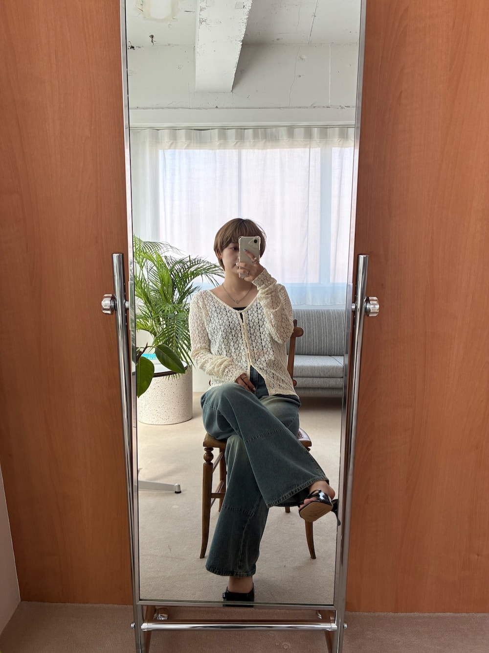 ホワイト系のTシャツ/カットソー、ブルー系のデニムパンツを着用したレディースの春コーディネートの2枚目の写真