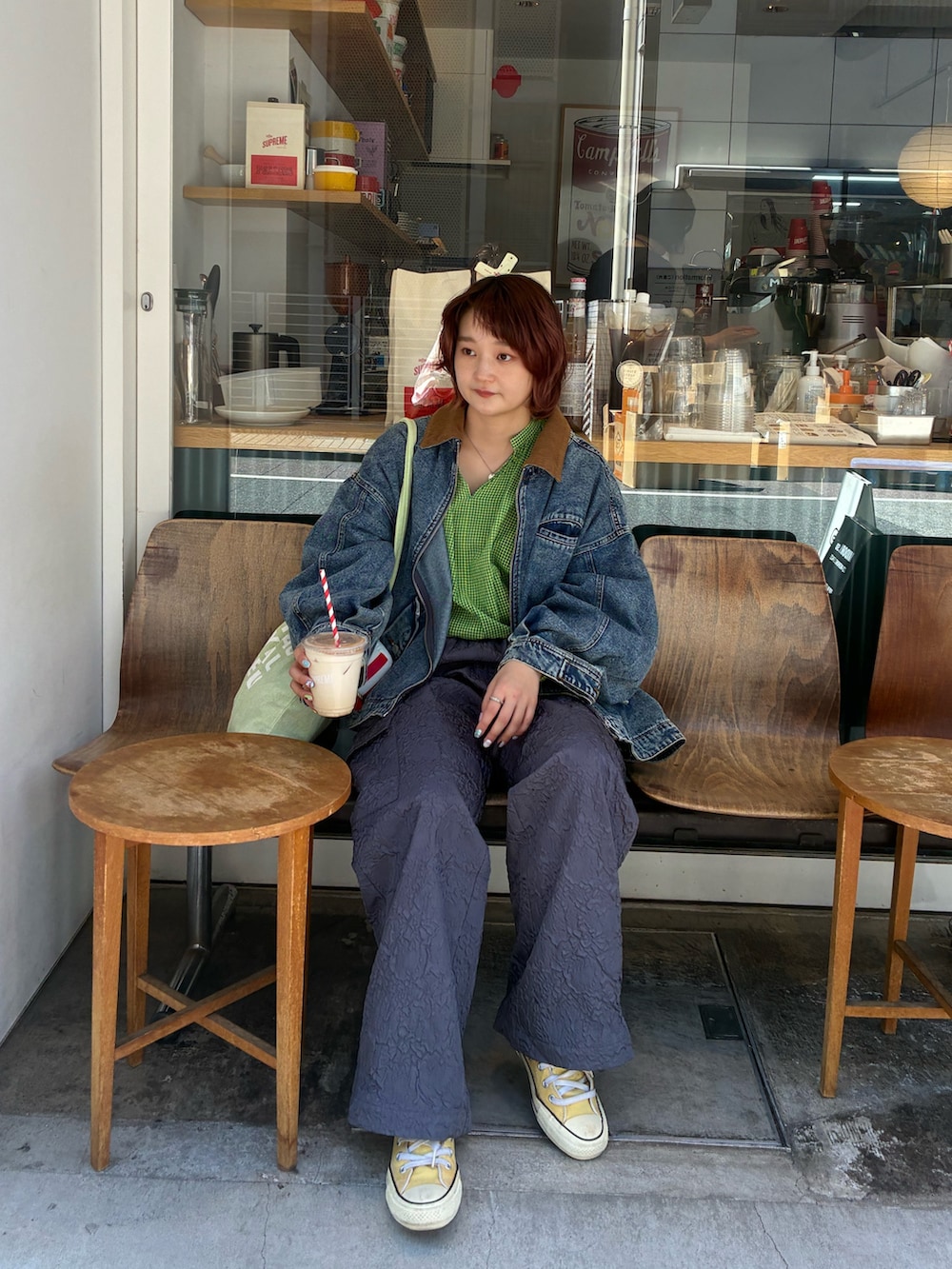 グレー系のパンツ、グリーン系のシャツ/ブラウス、ブルー系のデニムジャケットを着用したレディースの春コーディネートの2枚目の写真