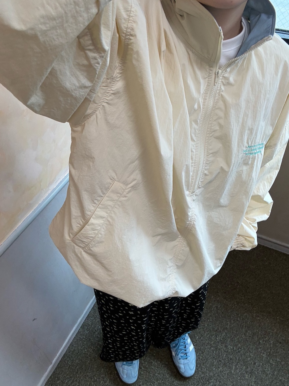 ベージュ系のその他トップス、ブラック系のスカートを着用したレディースの冬コーディネートの4枚目の写真