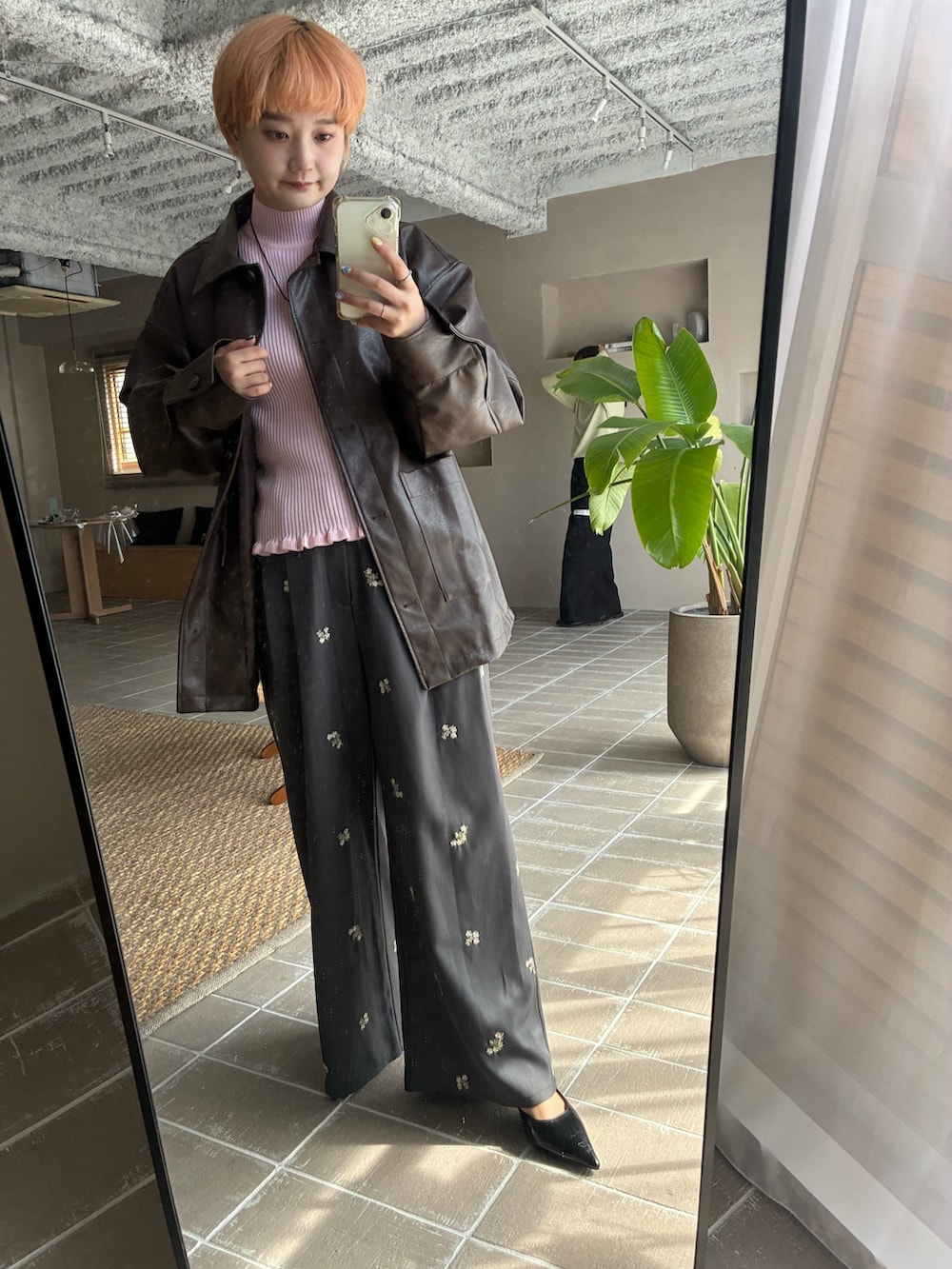 ブラウン系のカバーオール、グレー系のその他パンツ、ピンク系のニット/セーターを着用したレディースの春コーディネートの3枚目の写真