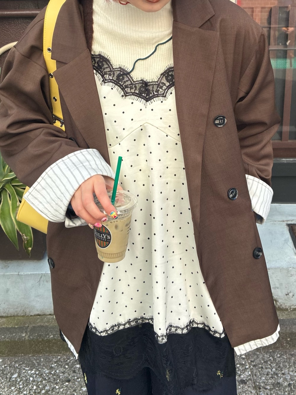 ホワイト系のキャミソール、ブラウン系のジャケット/アウター、ブルー系のパンツを着用したレディースの春コーディネートの4枚目の写真