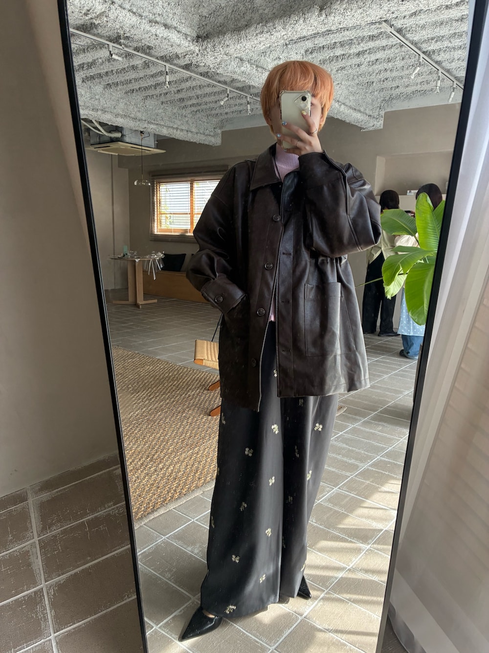 ブラウン系のカバーオール、グレー系のその他パンツ、ピンク系のニット/セーターを着用したレディースの春コーディネートの4枚目の写真