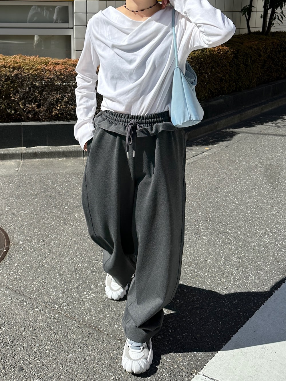 ホワイト系のTシャツ/カットソー、グレー系のその他パンツを着用したレディースの春コーディネートの4枚目の写真