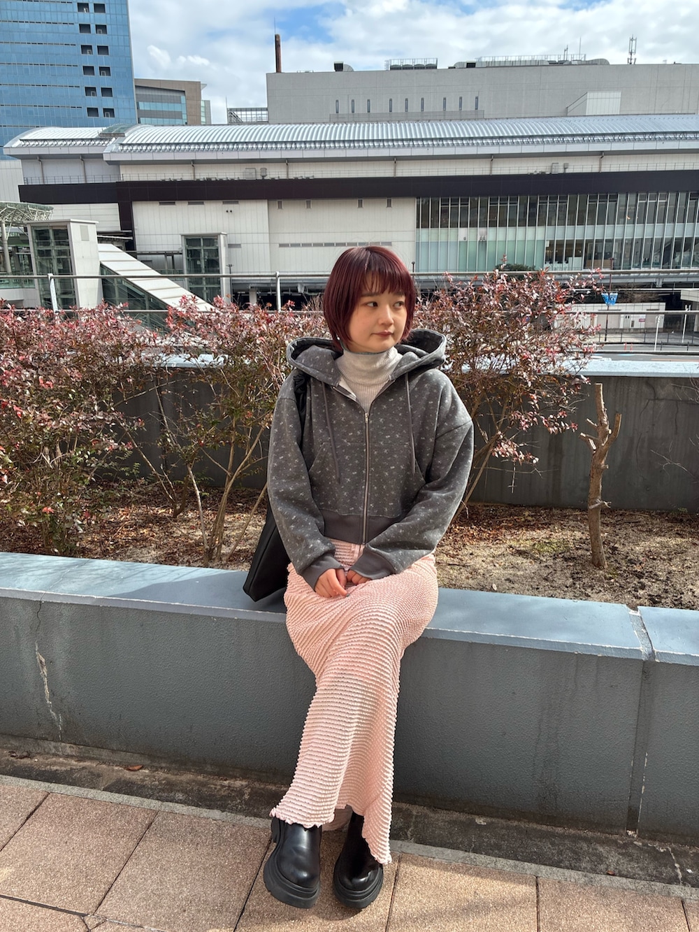 ピンク系のスカート、グレー系のパーカー、グレー系のニット/セーターを着用したレディースの冬コーディネートの2枚目の写真
