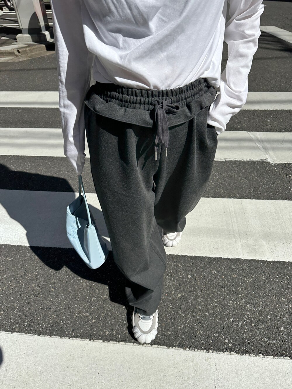 ホワイト系のTシャツ/カットソー、グレー系のその他パンツを着用したレディースの春コーディネートの5枚目の写真