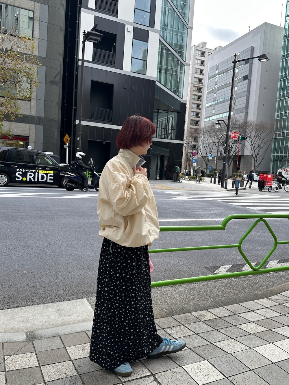 ベージュ系のその他トップス、ブラック系のスカートを着用したレディースの冬コーディネートの3枚目の写真