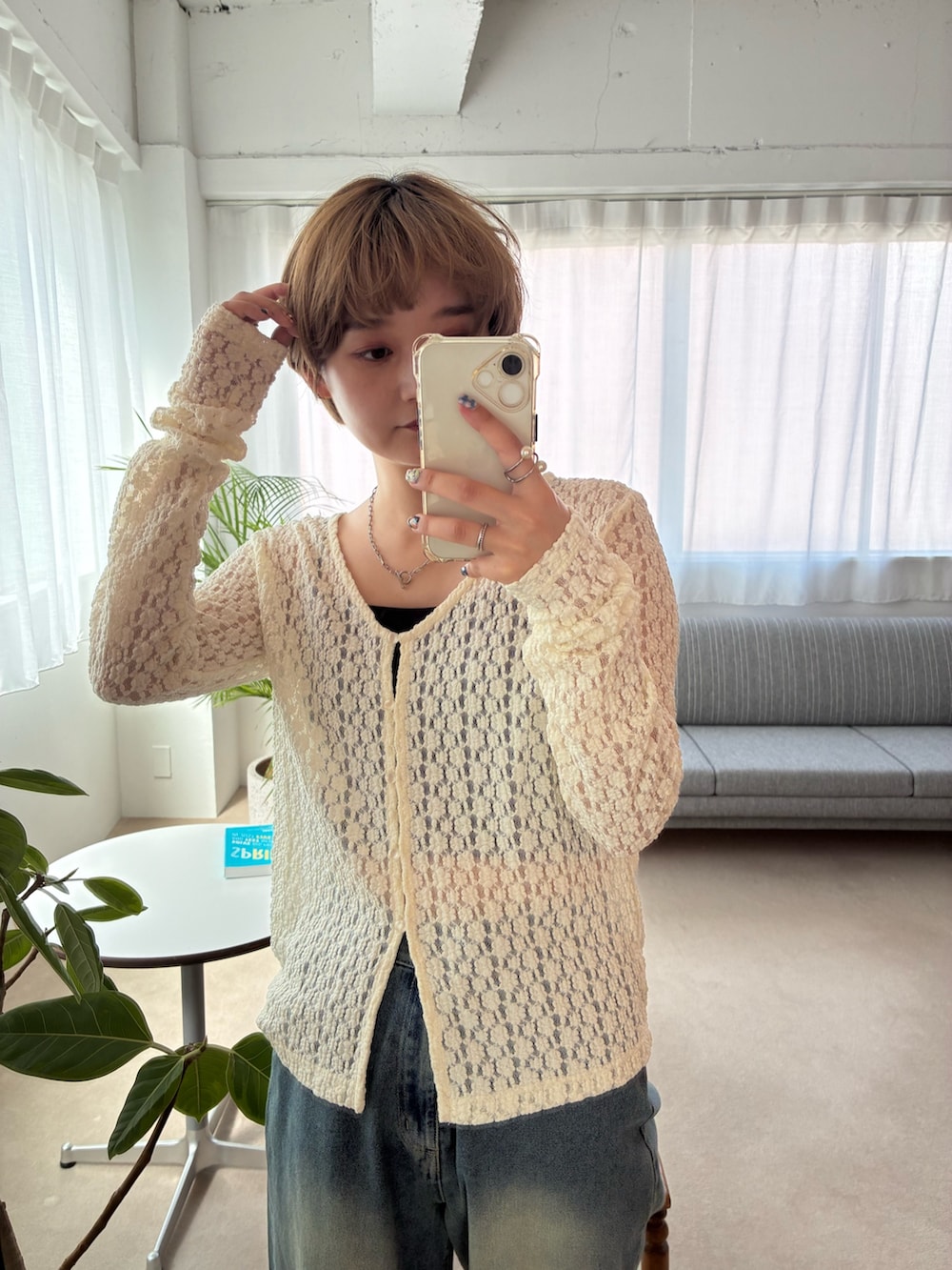 ホワイト系のTシャツ/カットソー、ブルー系のデニムパンツを着用したレディースの春コーディネートの4枚目の写真