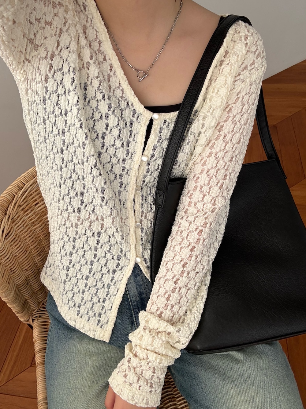 ホワイト系のTシャツ/カットソー、ブルー系のデニムパンツを着用したレディースの春コーディネートの3枚目の写真