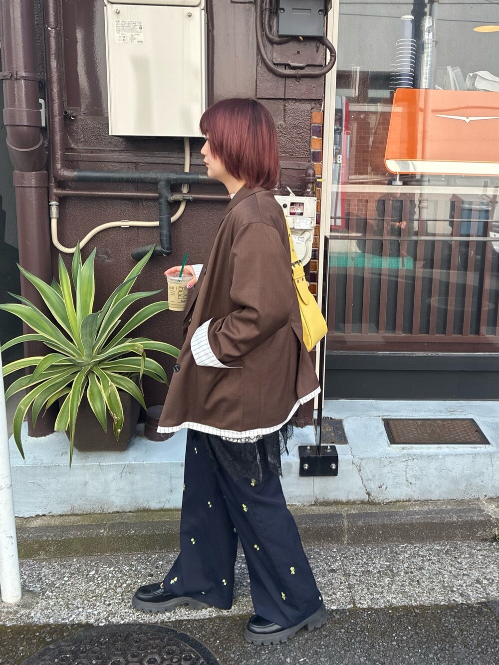 ホワイト系のキャミソール、ブラウン系のジャケット/アウター、ブルー系のパンツを着用したレディースの春コーディネートの3枚目の写真