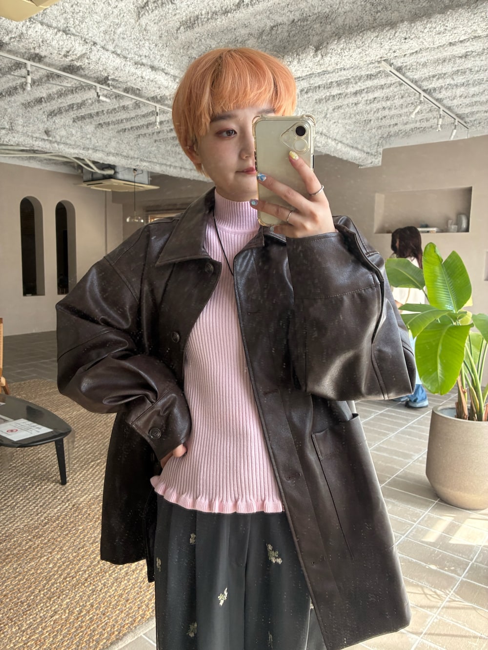 ブラウン系のカバーオール、グレー系のその他パンツ、ピンク系のニット/セーターを着用したレディースの春コーディネートの2枚目の写真