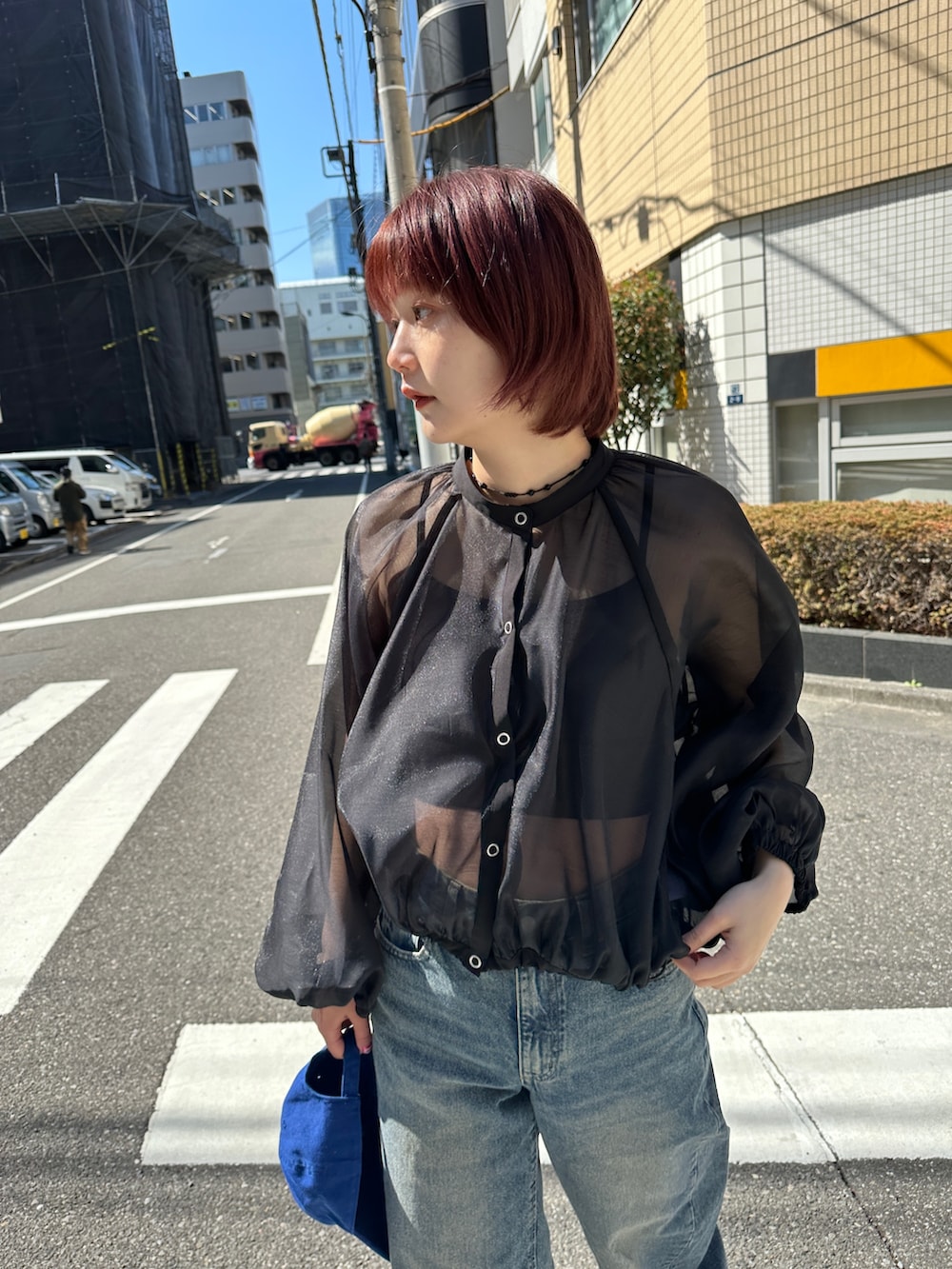 ブラック系のシャツ/ブラウス、ブルー系のキャップを着用したレディースの春コーディネートの4枚目の写真