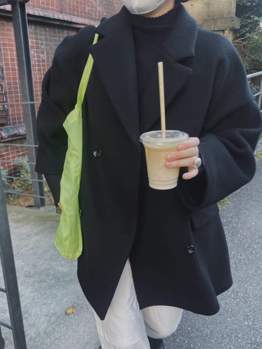 「シンプルコーデ、パンツスタイル、大人コーデ、コート、コートスタイル、アウター、冬コーデ、黒コート、モノトーン、モノトーンコーデ」｜「RIM.ARKのWide double-breasted CT（チェスターコート、ブラック系）」を使った、sakurako_kusanoさん（レディース・166cm）の秋コーディネートの2枚目の写真