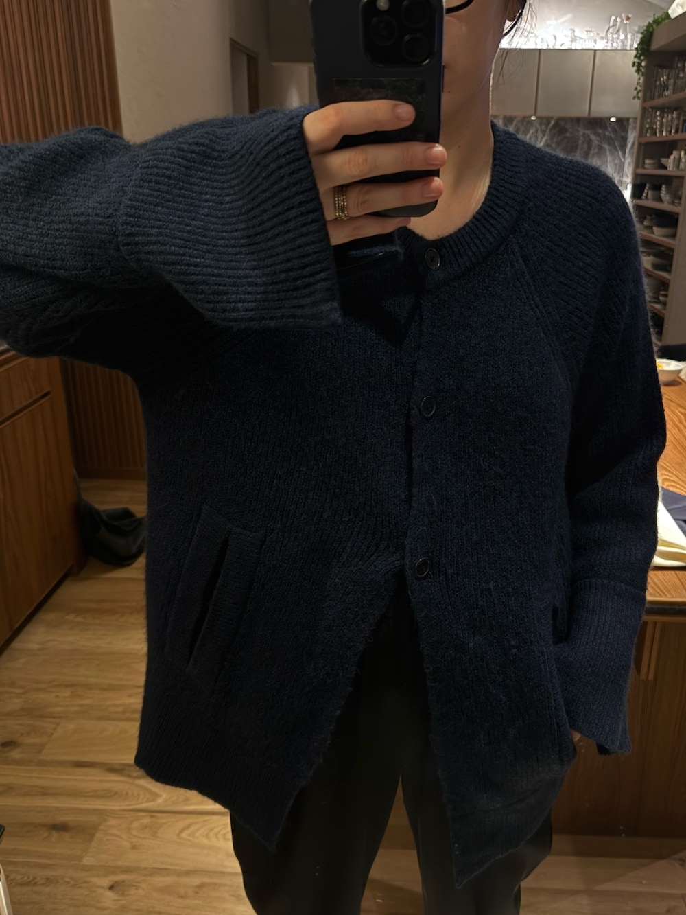 ブルー系のカーディガン/ボレロを着用したレディースの秋コーディネートの2枚目の写真