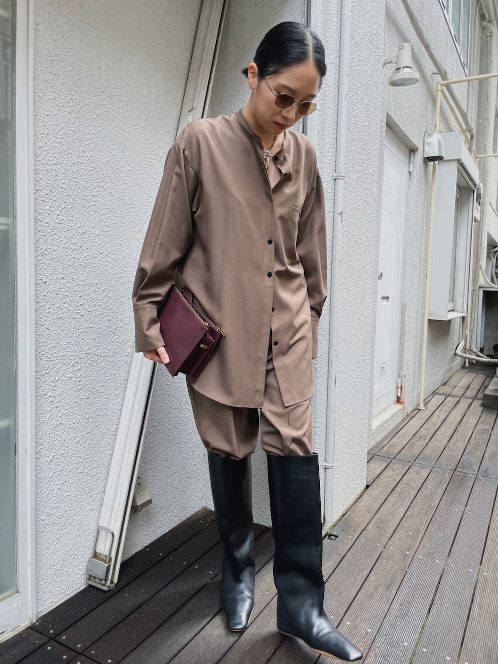 「秋コーデ、秋冬コーデ、シャツスタイル、セットアップ、シャツ、ブラウス、ブラウンコーデ、シンプルスタイル、パンツスタイル、ゆるコーデ、ロングブーツ、ブラウン、シンプル、コーディネート、秋服」｜「RIM.ARKのOversize stand collar SH オーバーサイズドカラーシャツ（シャツ/ブラウス、ブラウン系）」を使った、sakurako_kusanoさん（レディース・166cm）の秋コーディネートの3枚目の写真