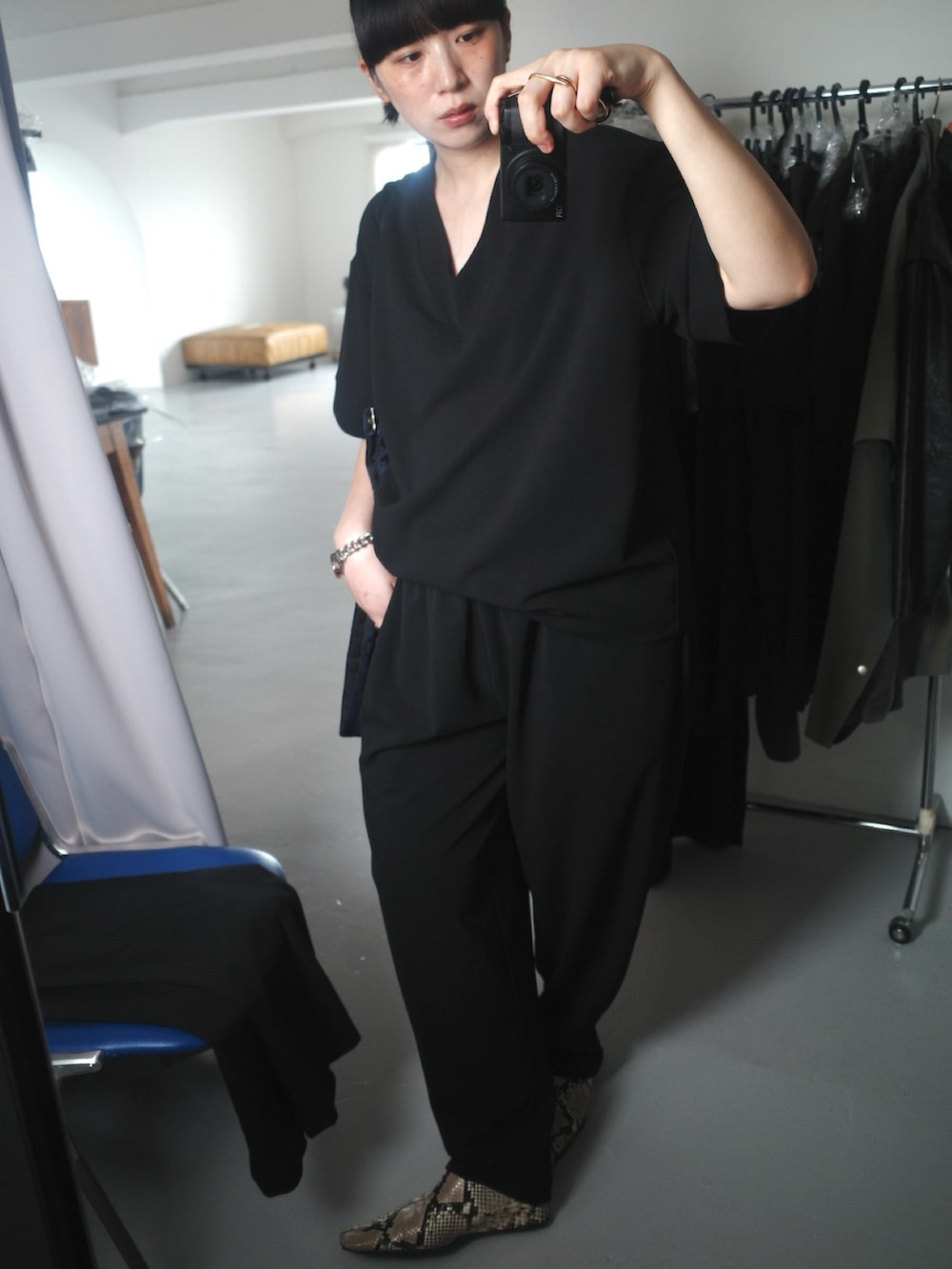 「セットアップ、最近のいい感じコーデ、アウトドアスタイル、モノトーン、大人女子、オトナ女子、春服コーデ、お出かけコーデ、ラフコーデ、着回しコーデ、休日スタイル、シンフルコーデ、旅行コーデ、オトナカジュアル、30代コーデ」｜「RIM.ARKのMannish v-neck tops マニッシュブイネックトップス（Tシャツ/カットソー、ブラック系）」を使った、sakurako_kusanoさん（レディース・167cm）の春コーディネートの2枚目の写真