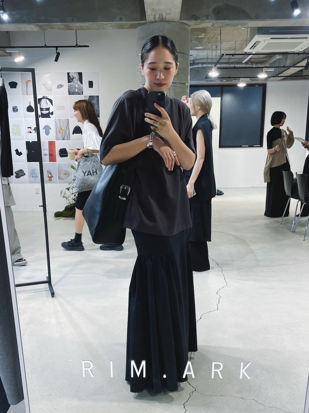 「シャツスタイル、お出かけコーデ、モノトーン、スカート、スカートスタイル、スカートコーデ、スカート 、ロングスカート、シンプル、シンプルコーデ、シンプル・ベーシック、シンプルスタイル、モノトーンコーデ、モノトーンスタイル、キレイめ」｜「RIM.ARKのDecorative SK デコラティブスカート（スカート、ブルー系）」を使った、sakurako_kusanoさん（レディース・167cm）の春コーディネートの2枚目の写真