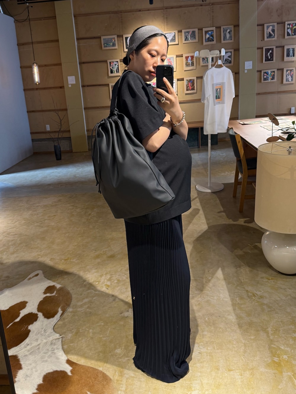 「休日スタイル、大人女子、オトナ女子、夏服コーデ、シンプルスタイル、今日のコーデ、夏コーデ、Tシャツコーデ、秋コーデ、夏ルックで気分アップ、ブラックコーデ、ootd、バッグ、バッグパック、バッグの中身」｜「RIM.ARKのOne handle soft bag ワンハンドルソフトバッグ（ハンドバッグ、ブラック系）」を使った、sakurako_kusanoさん（レディース・167cm）の夏コーディネートの2枚目の写真
