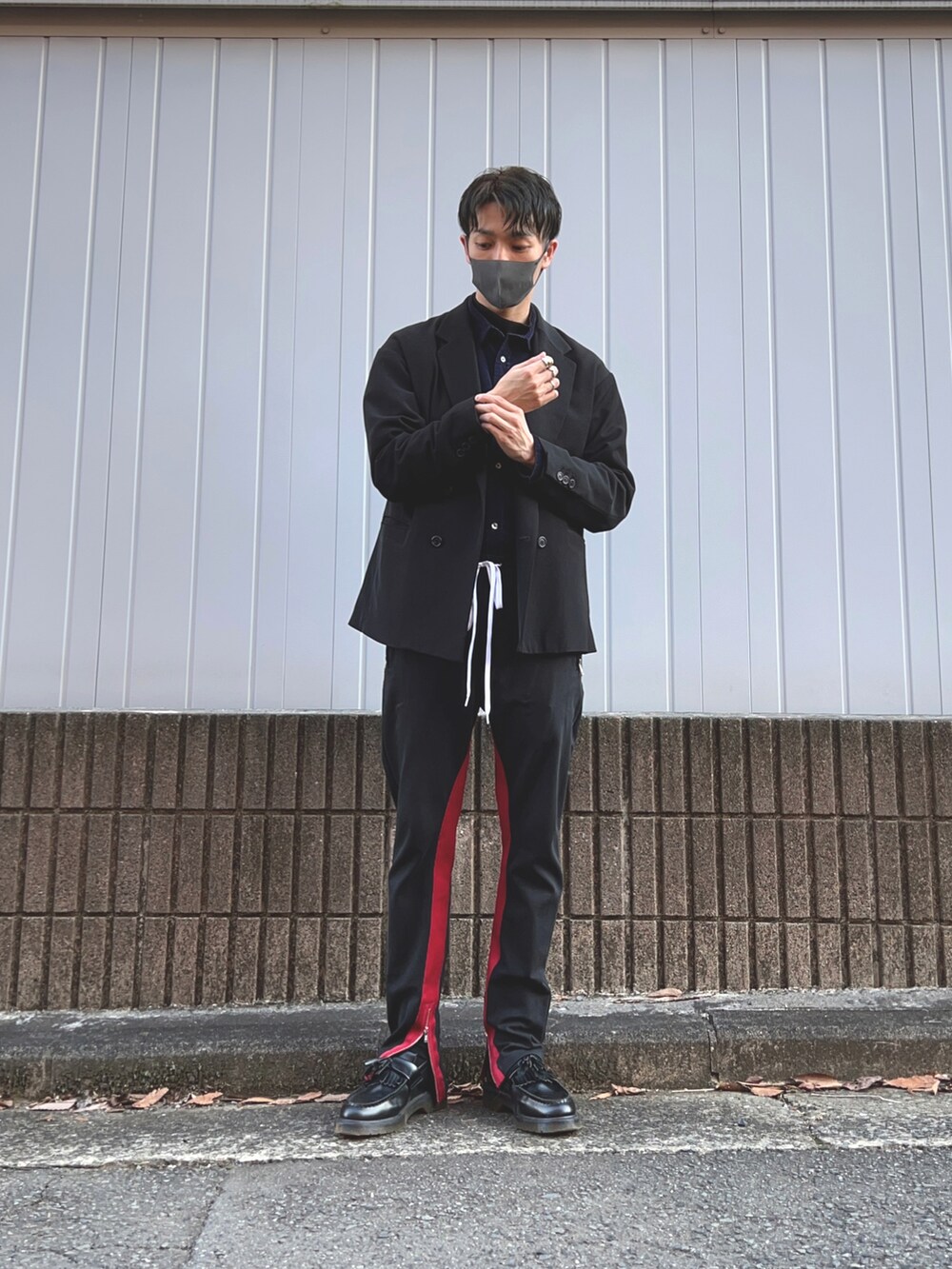 ブラック系のテーラードジャケット、ブラック系のその他パンツ、ブラック系のローファーを着用したメンズの秋コーディネートの2枚目の写真