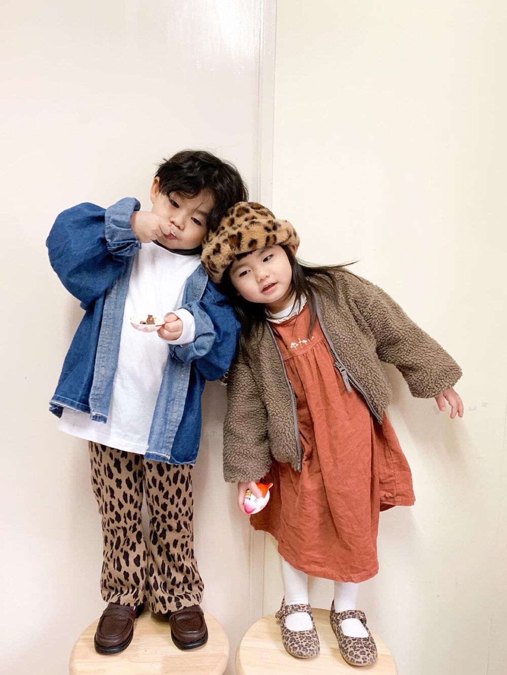 ブラウン系のシューズ、ブラウン系のジャケット/アウター、ホワイト系のトップスを着用したキッズの冬コーディネートの2枚目の写真