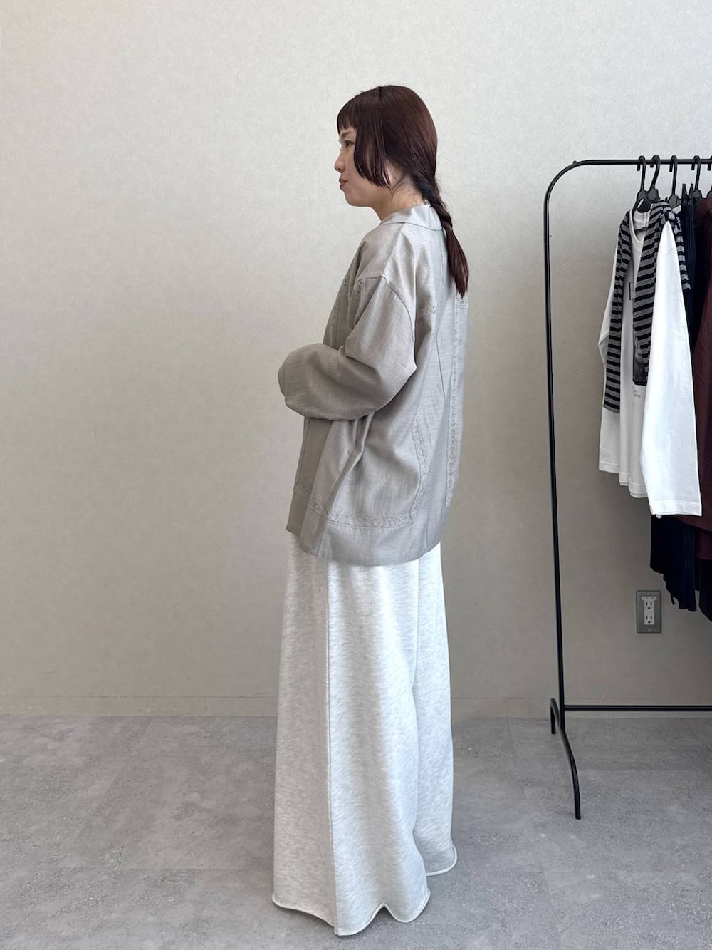 ホワイト系のタンクトップ、グレー系のシャツ/ブラウス、ホワイト系のスウェットパンツを着用したレディースの秋コーディネートの5枚目の写真