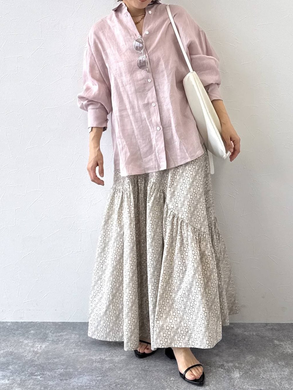 ピンク系のシャツ/ブラウス、ホワイト系のショルダーバッグ、ブラック系のサンダルを着用したレディースの春コーディネートの5枚目の写真