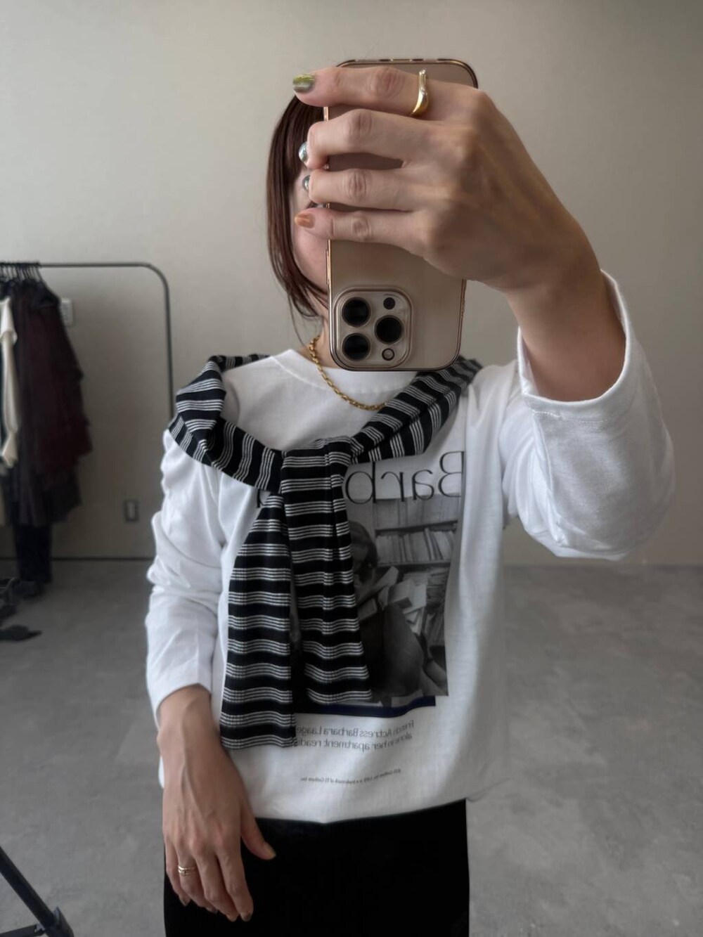 ブラック系のスカート、ホワイト系のTシャツ/カットソー、ブラック系のバレッタ/ヘアクリップを着用したレディースの秋コーディネートの6枚目の写真
