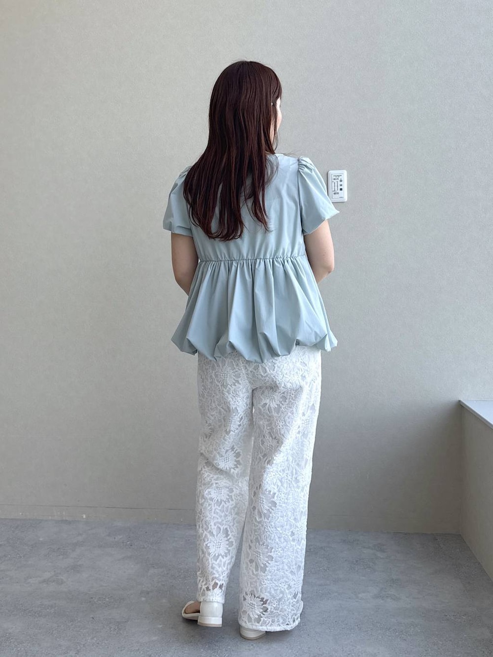 ホワイト系のショルダーバッグ、ホワイト系のその他パンツ、ホワイト系のサンダルを着用したレディースの春コーディネートの5枚目の写真