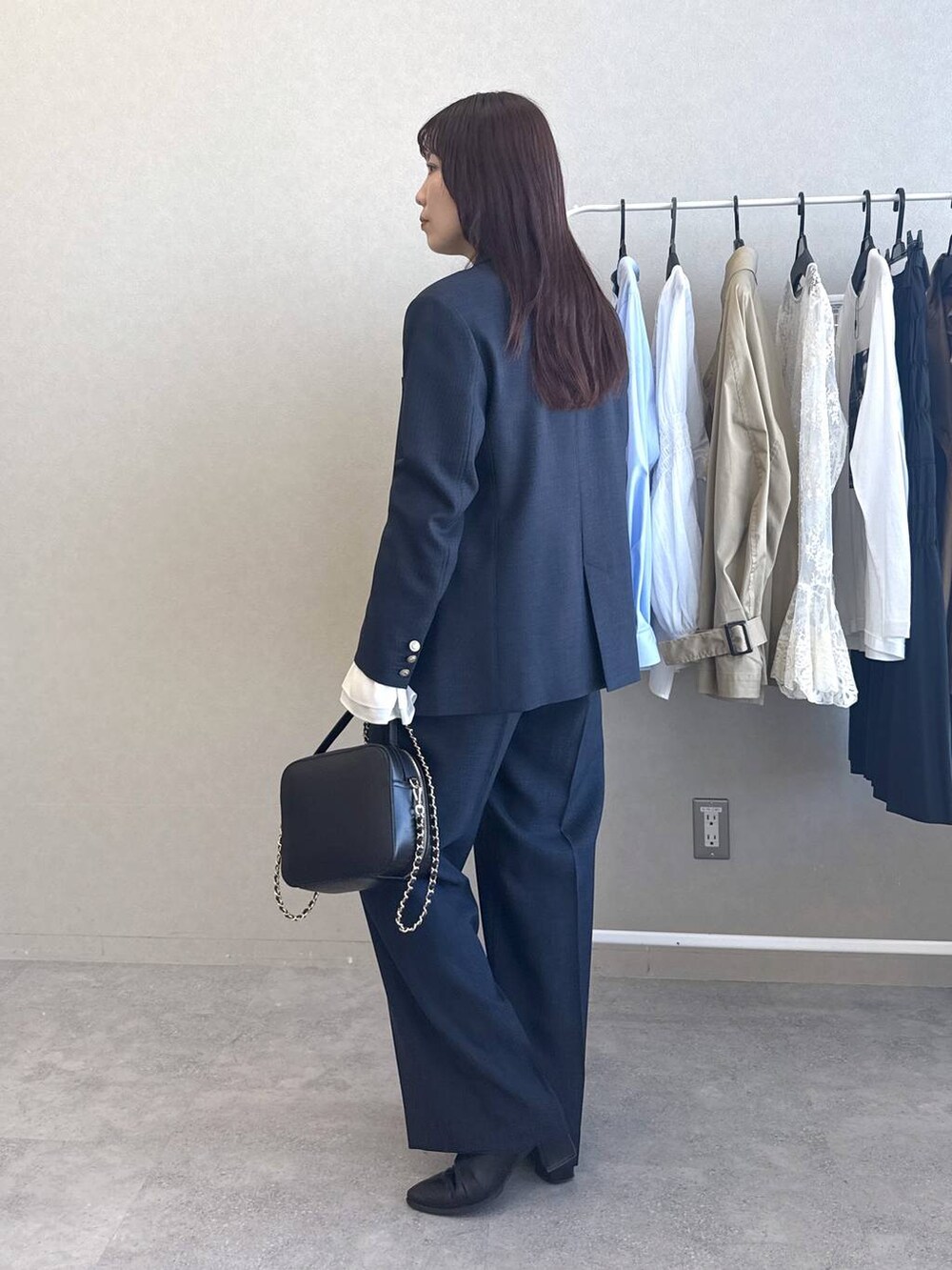ホワイト系のシャツ/ブラウス、ブルー系のスラックス、ブルー系のテーラードジャケットを着用したレディースの冬コーディネートの3枚目の写真