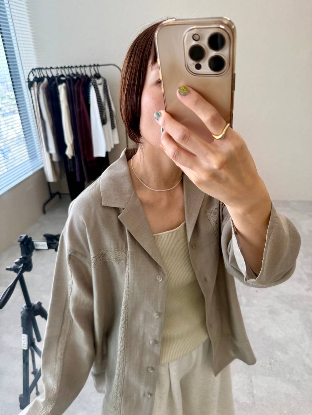 ホワイト系のタンクトップ、グレー系のシャツ/ブラウス、ホワイト系のスウェットパンツを着用したレディースの秋コーディネートの3枚目の写真