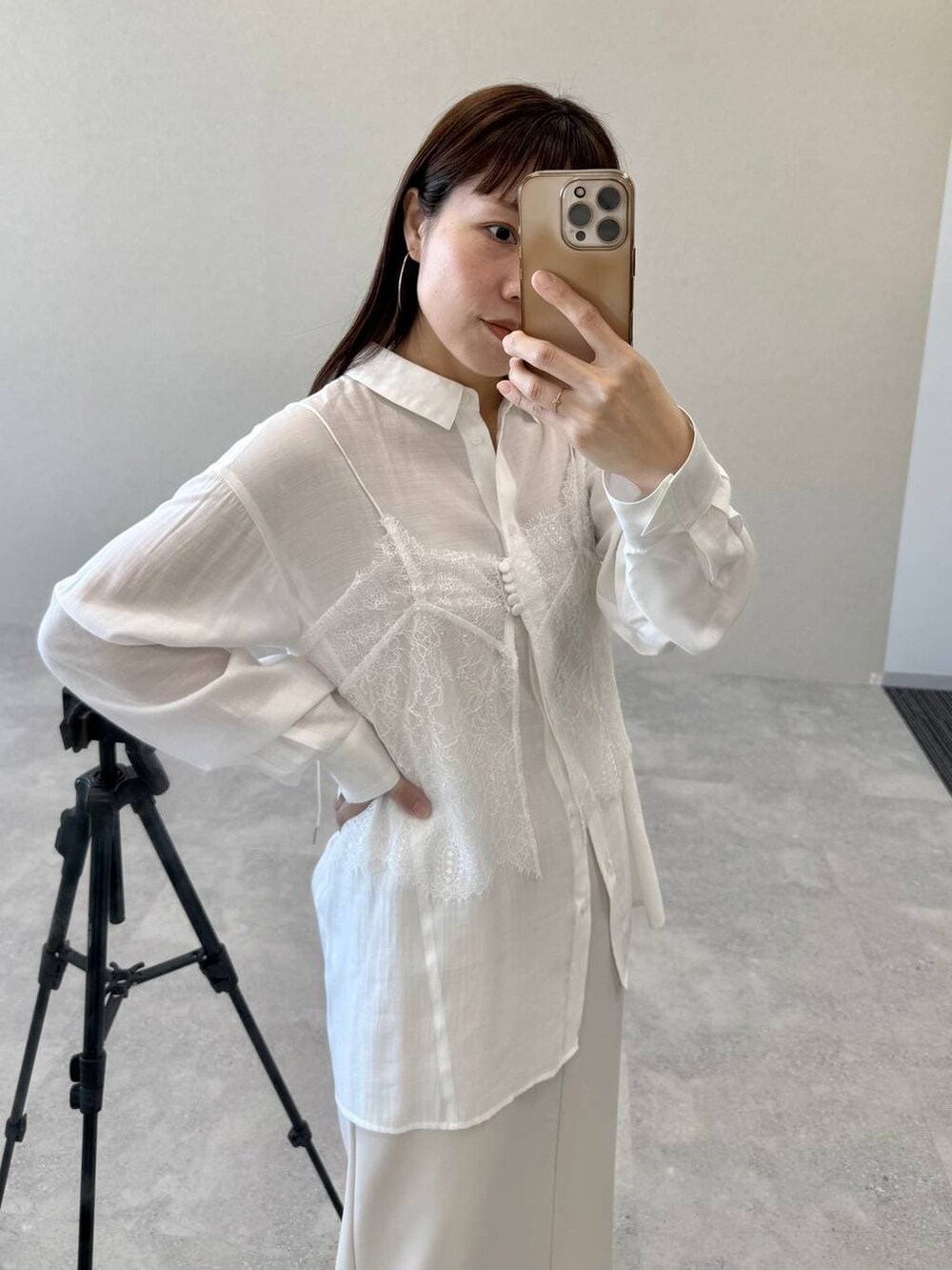 ホワイト系のシャツ/ブラウス、ホワイト系のショルダーバッグ、ブラック系のその他シューズを着用したレディースの冬コーディネートの2枚目の写真