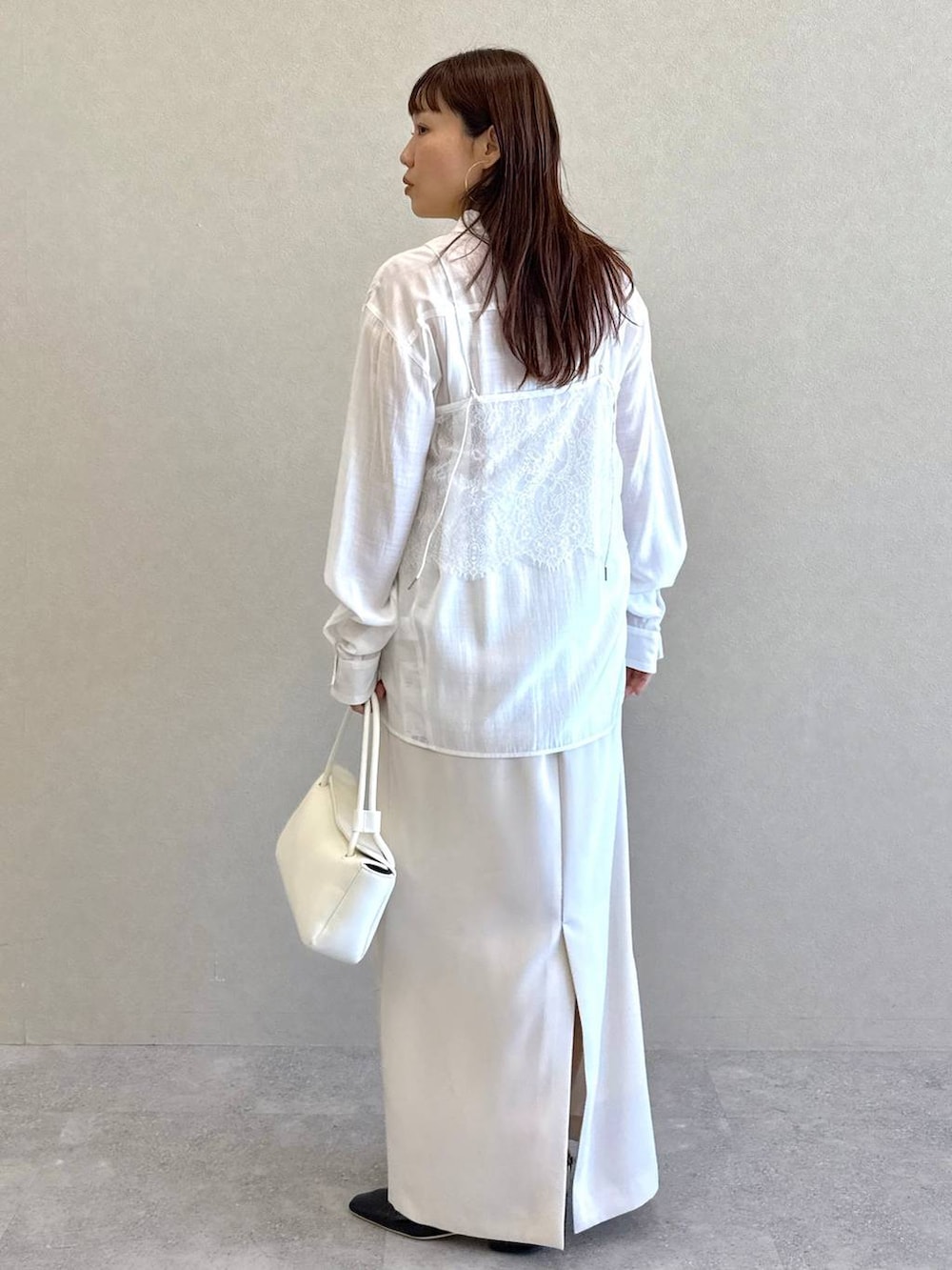 ホワイト系のシャツ/ブラウス、ホワイト系のショルダーバッグ、ブラック系のその他シューズを着用したレディースの冬コーディネートの4枚目の写真