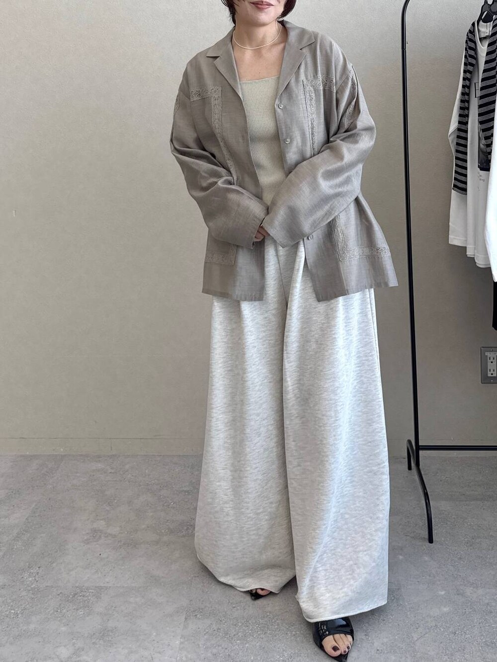 ホワイト系のタンクトップ、グレー系のシャツ/ブラウス、ホワイト系のスウェットパンツを着用したレディースの秋コーディネートの8枚目の写真