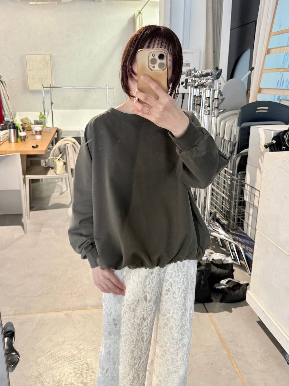 ホワイト系のその他パンツ、ブラック系のパンプスを着用したレディースの春コーディネートの2枚目の写真