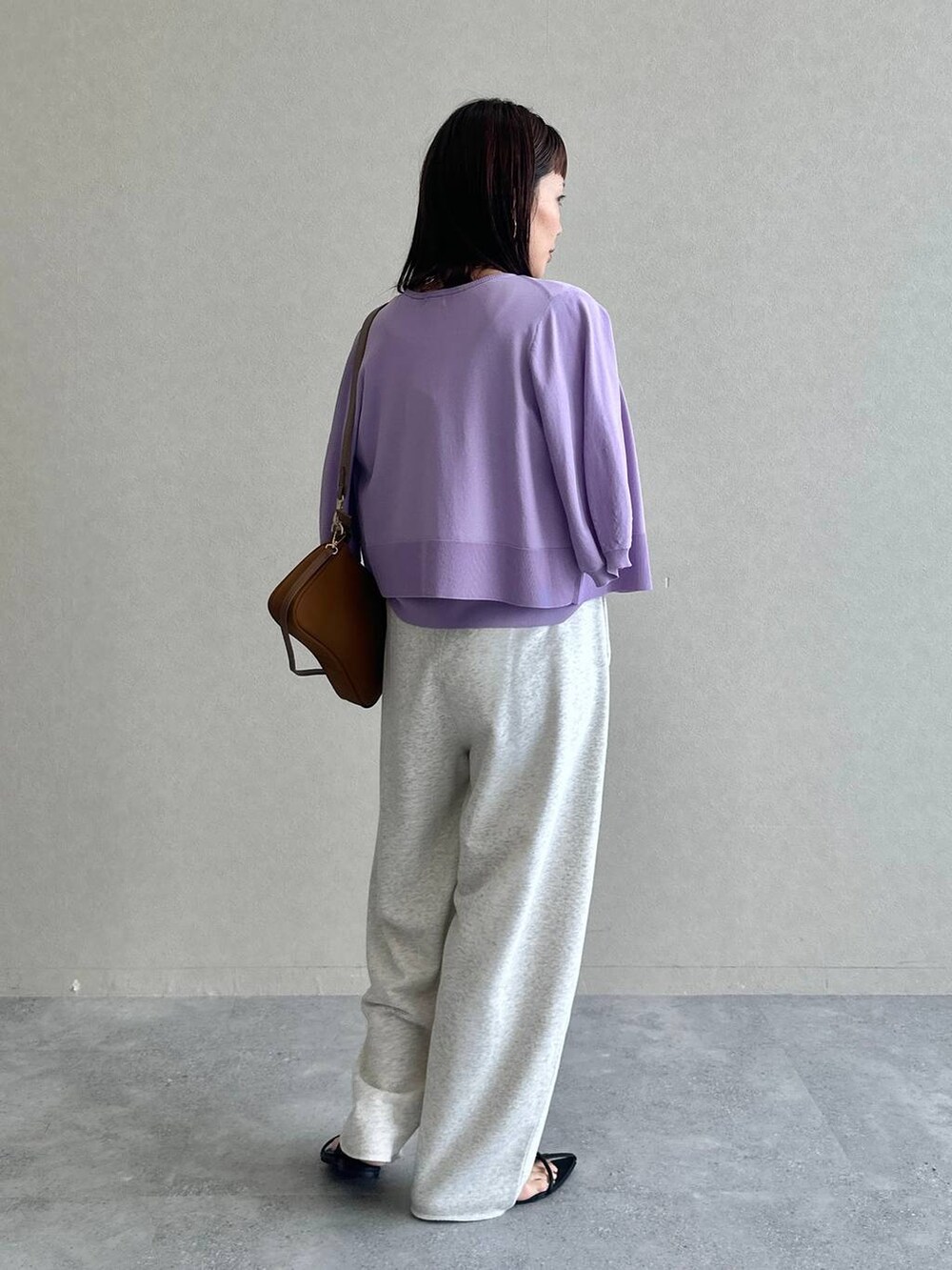 ブラック系のサンダル、グレー系のスウェットパンツ、パープル系のタンクトップを着用したレディースの夏コーディネートの5枚目の写真