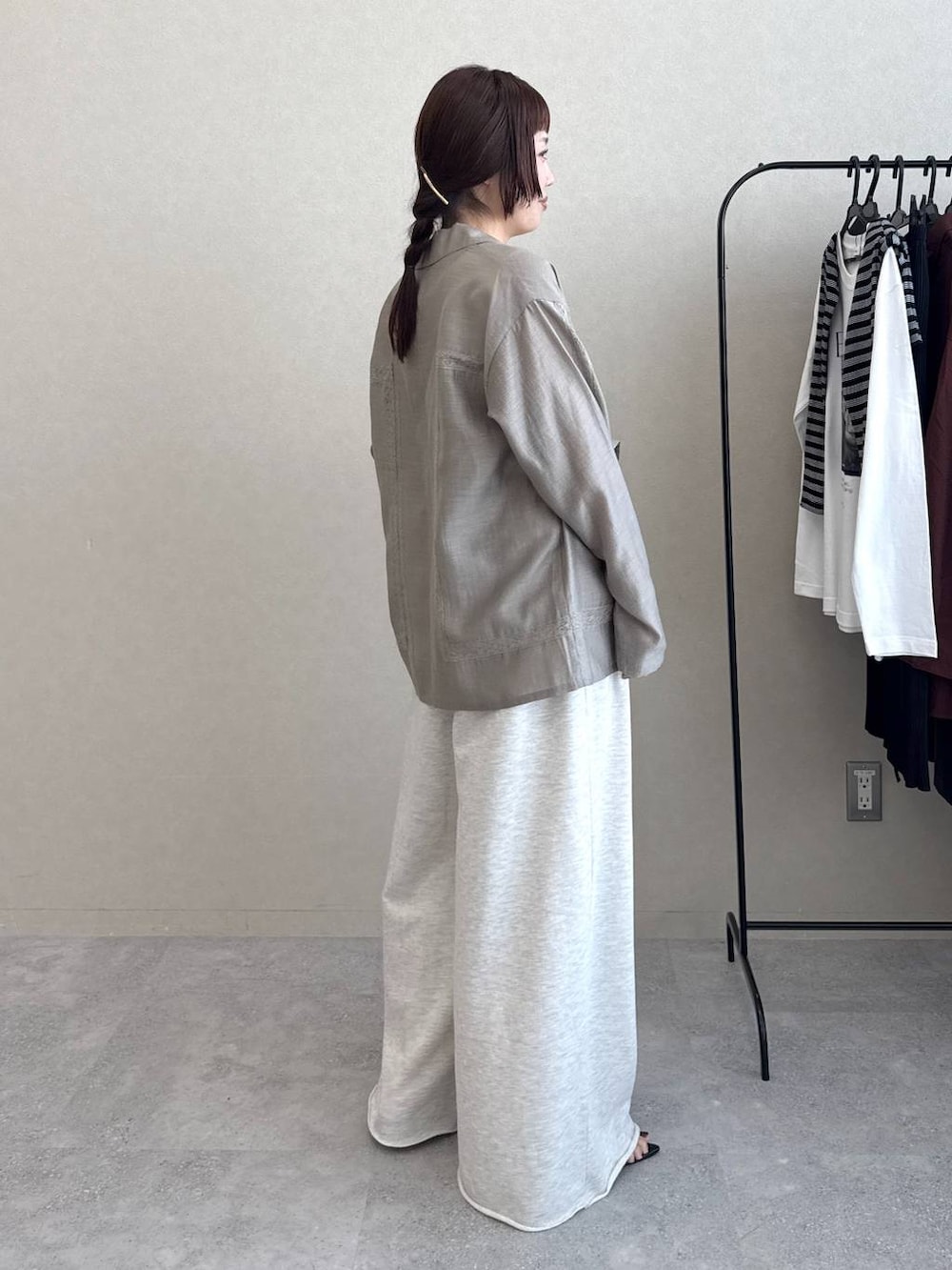 ホワイト系のタンクトップ、グレー系のシャツ/ブラウス、ホワイト系のスウェットパンツを着用したレディースの秋コーディネートの6枚目の写真