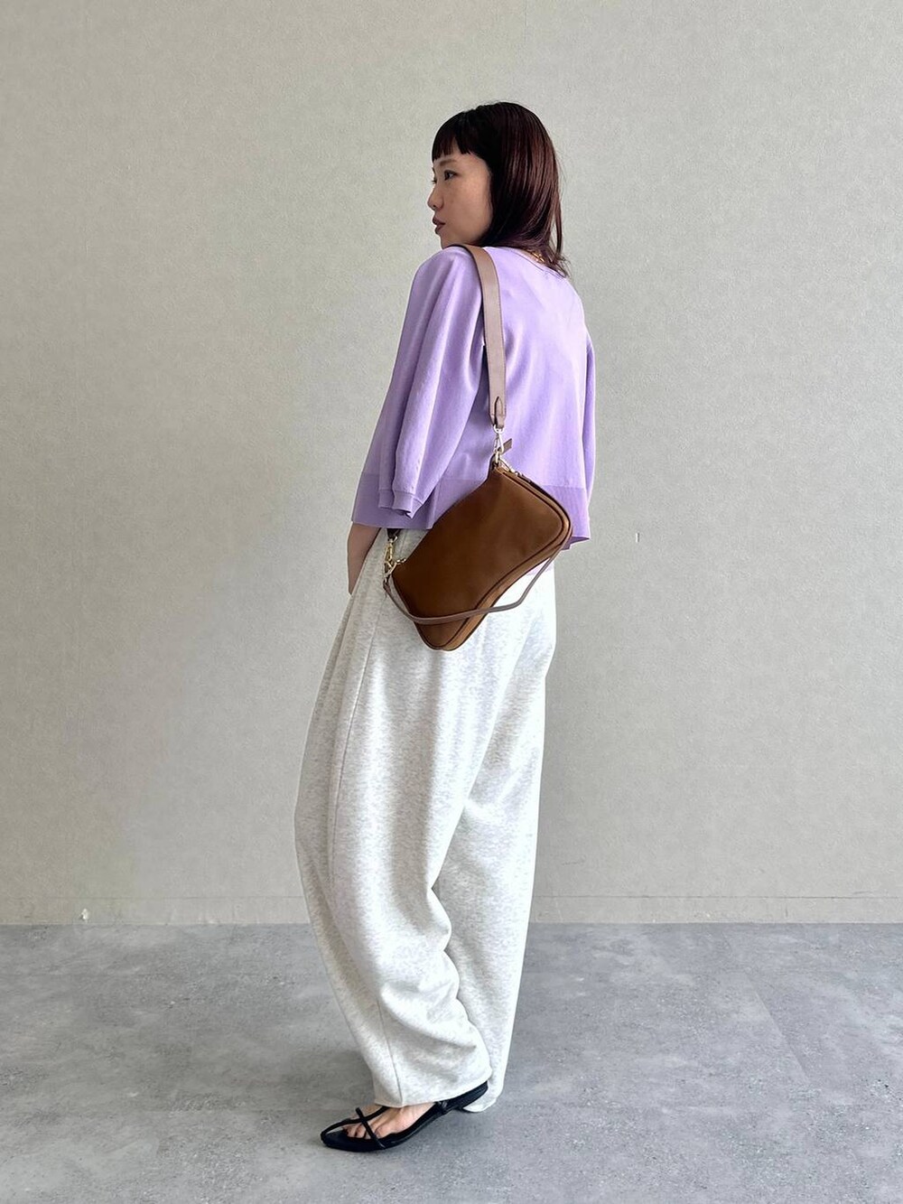 ブラック系のサンダル、グレー系のスウェットパンツ、パープル系のタンクトップを着用したレディースの夏コーディネートの4枚目の写真