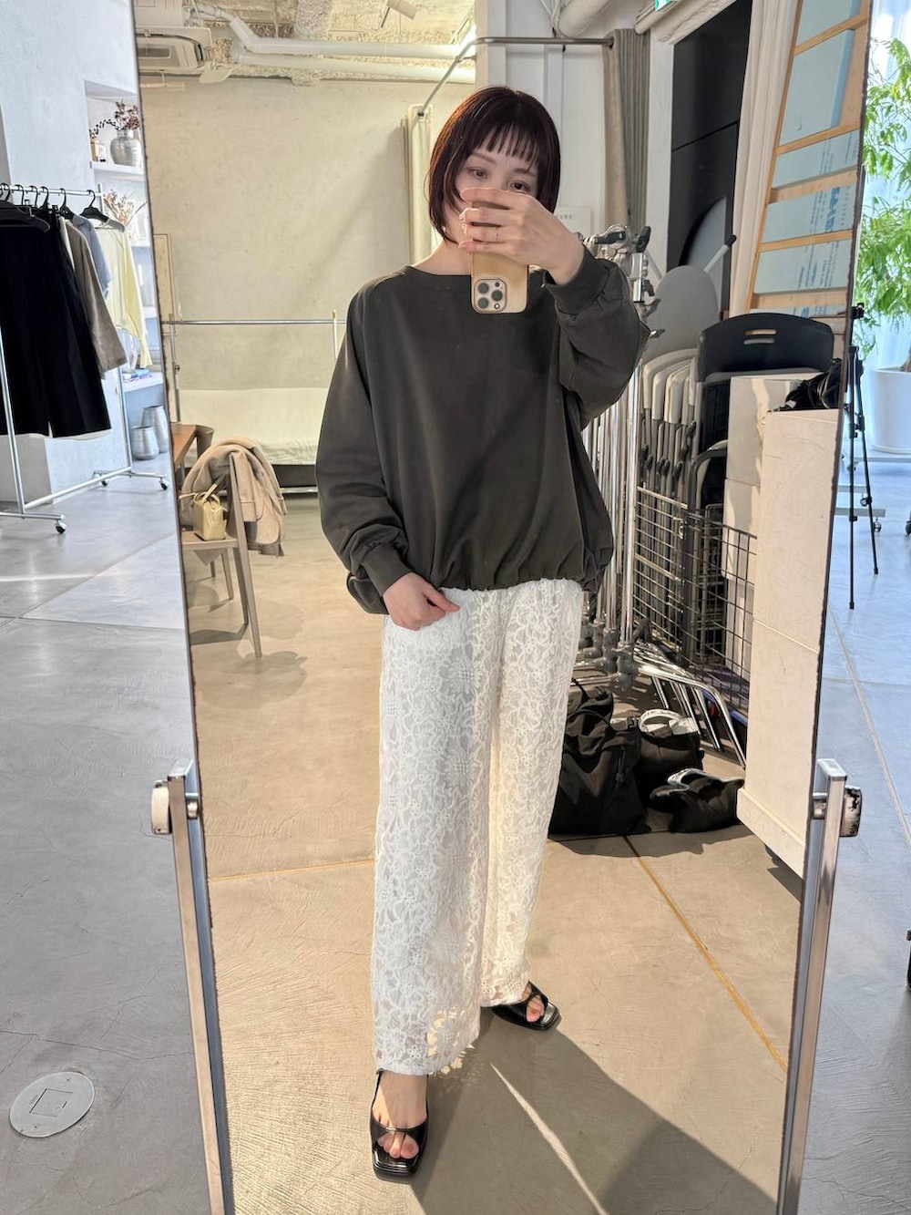 ホワイト系のその他パンツ、ブラック系のパンプスを着用したレディースの春コーディネートの5枚目の写真