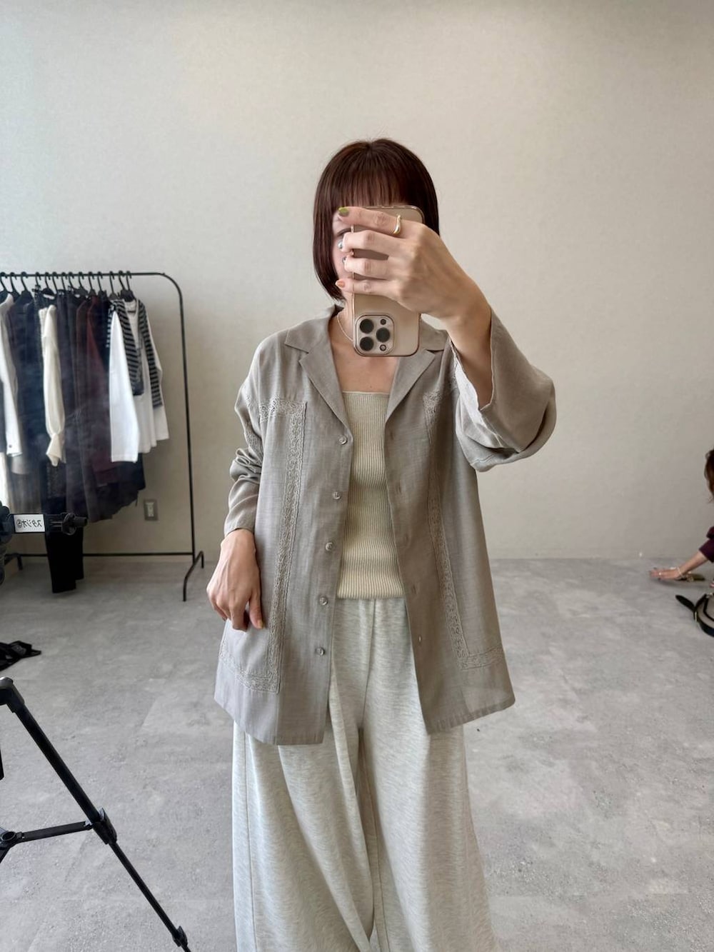 ホワイト系のタンクトップ、グレー系のシャツ/ブラウス、ホワイト系のスウェットパンツを着用したレディースの秋コーディネートの2枚目の写真