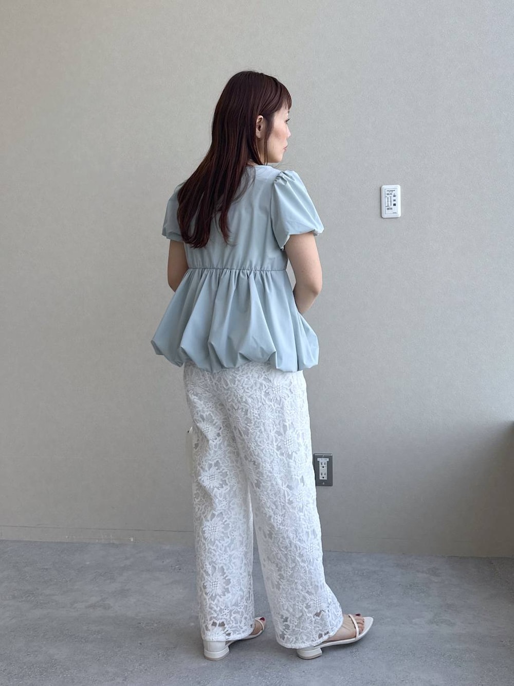 ホワイト系のショルダーバッグ、ホワイト系のその他パンツ、ホワイト系のサンダルを着用したレディースの春コーディネートの6枚目の写真