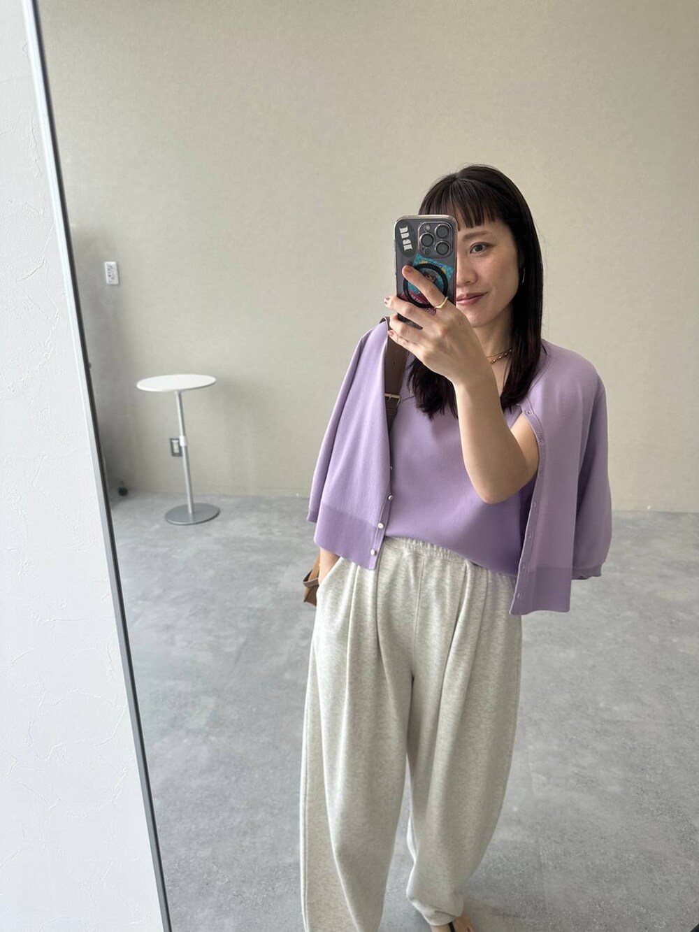 ブラック系のサンダル、グレー系のスウェットパンツ、パープル系のタンクトップを着用したレディースの夏コーディネートの2枚目の写真