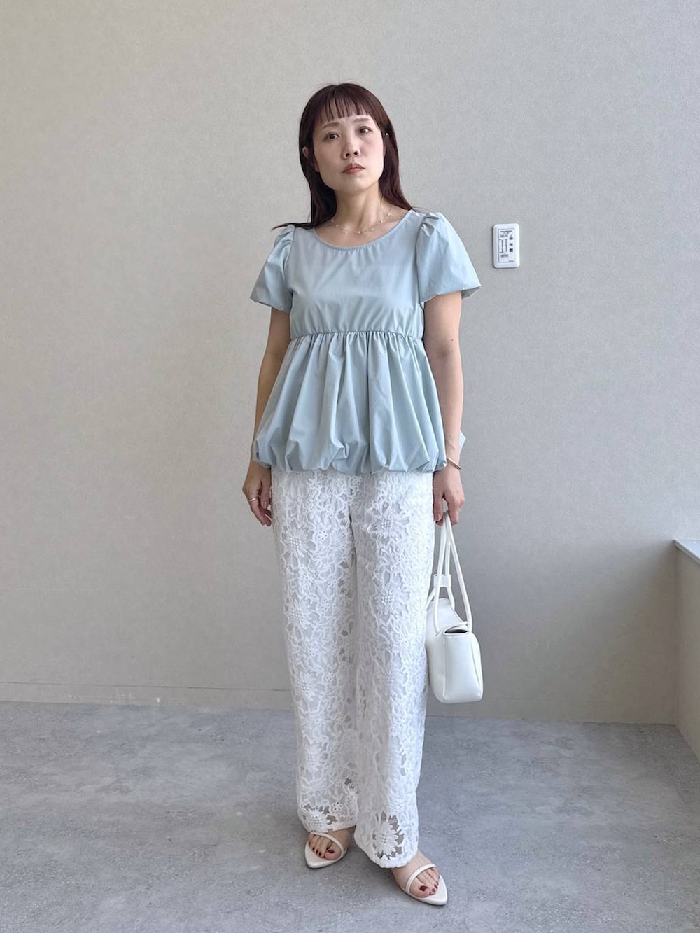 ホワイト系のショルダーバッグ、ホワイト系のその他パンツ、ホワイト系のサンダルを着用したレディースの春コーディネートの3枚目の写真