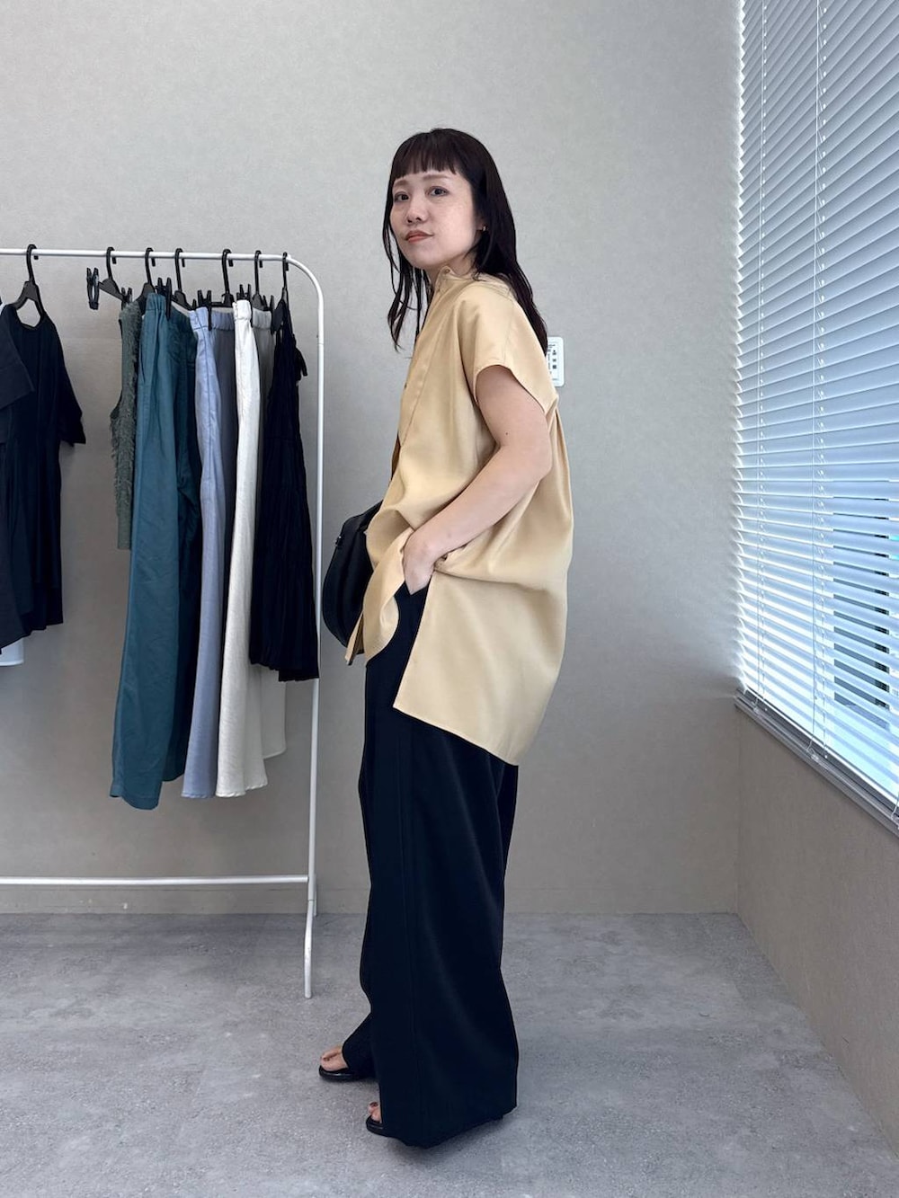「きれいめ、体型カバー、高見え、夏コーデ、お仕事コーデ_apart by lowrys、骨格ウェーブ、ベーシック/シンプル、サンダル、パンツ、きれいめカジュアル、シャツ、雨の日コーデ」｜「A part byのワンショルカナグツキバッグ（ハンドバッグ、ブラック系）」を使った、kahoさん（レディース・156cm）の夏コーディネートの2枚目の写真